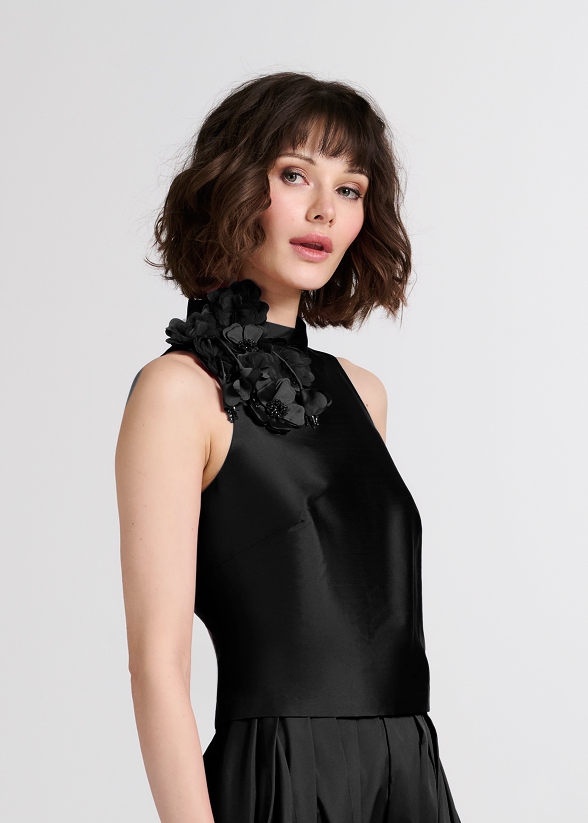 TAFFETA 3D APPLIQUÈ FLORAL SHELL BLACK