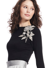 Load image into Gallery viewer, 3/4 Sleeve Jersey Tee With Antique Broach
