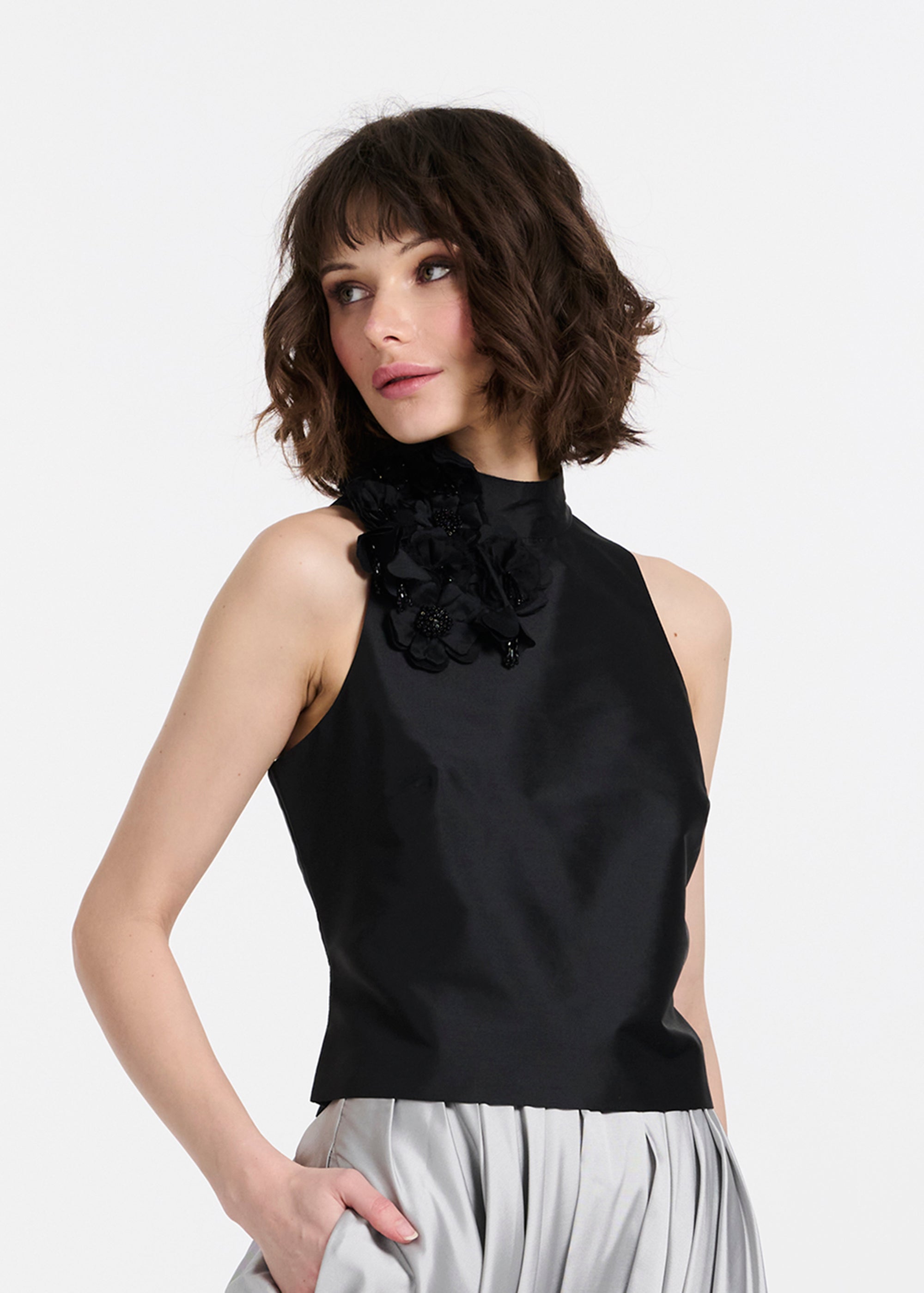 TAFFETA 3D APPLIQUÈ FLORAL SHELL BLACK